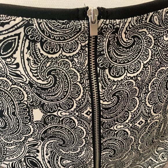 EXPRESS Black & White Zipped Paisley Pattern Cropped Top - Picture 7 of 9